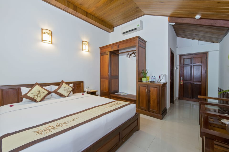 Standard Double Room, 1 Bedroom | Minibar, in-room safe, desk, laptop workspace