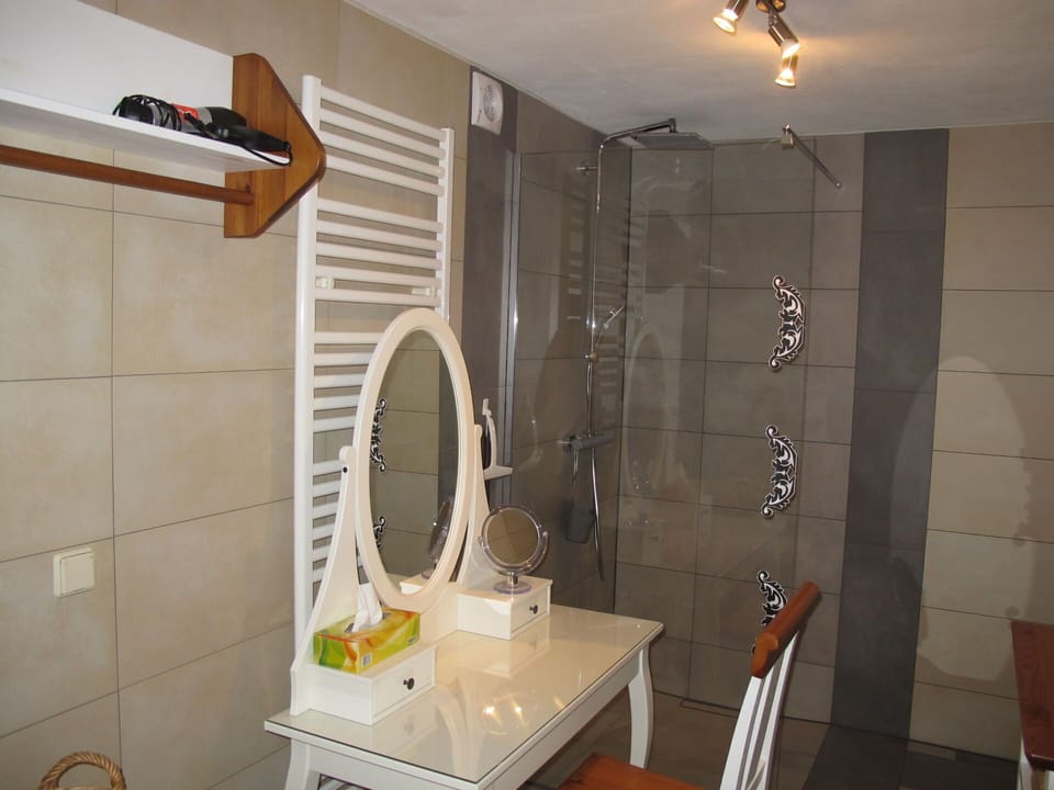 Mirror, Property, Sink, Plumbing Fixture, Tap, Building, Wood, Interior Design, Bathroom