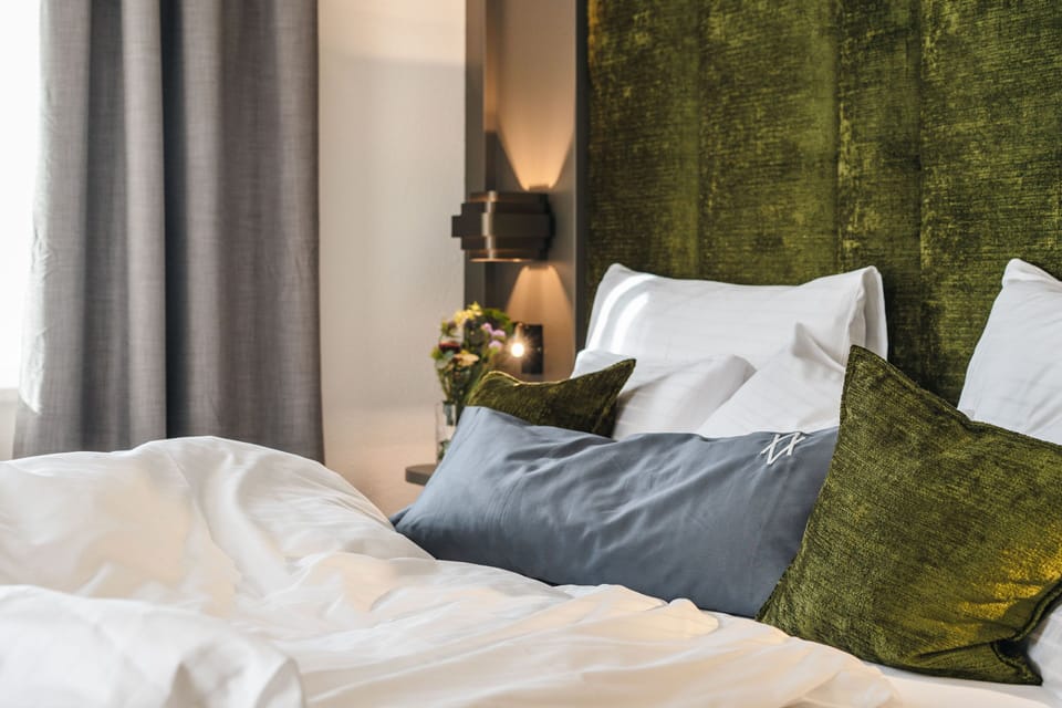 Premium bedding, down comforters, in-room safe, individually decorated