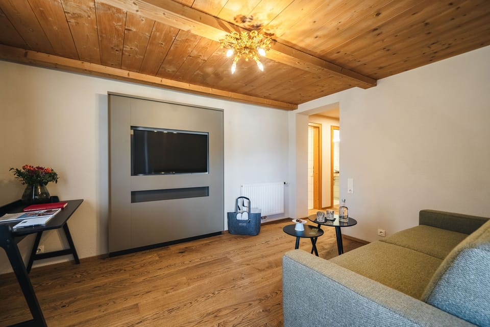 Junior Suite | Premium bedding, down comforters, in-room safe, individually decorated