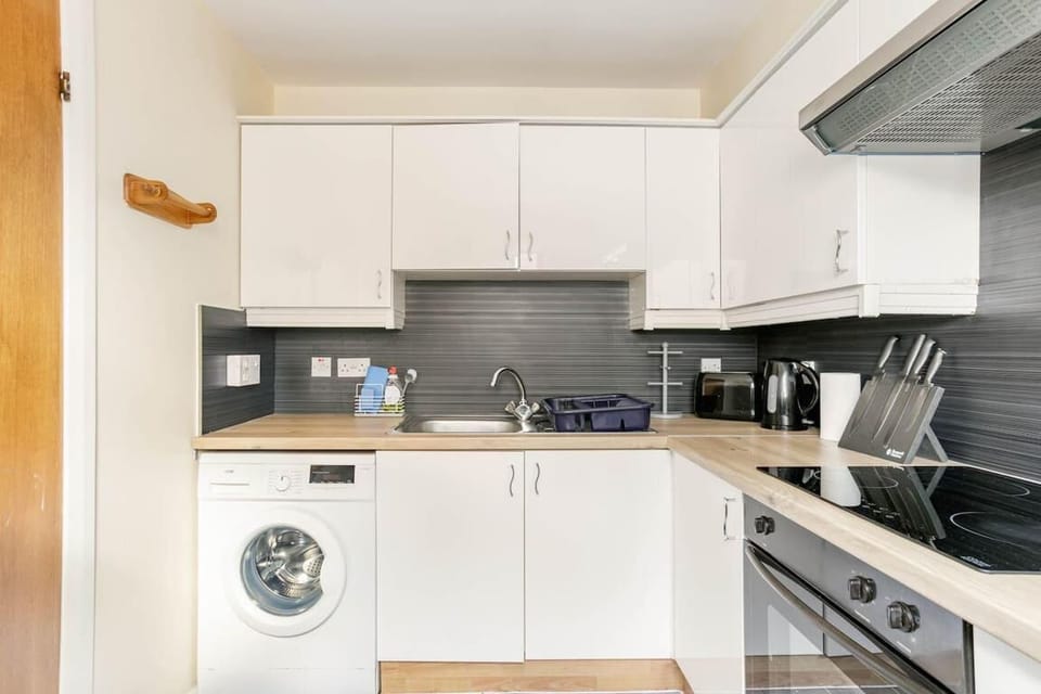 Fully Equipped kitchen (1)