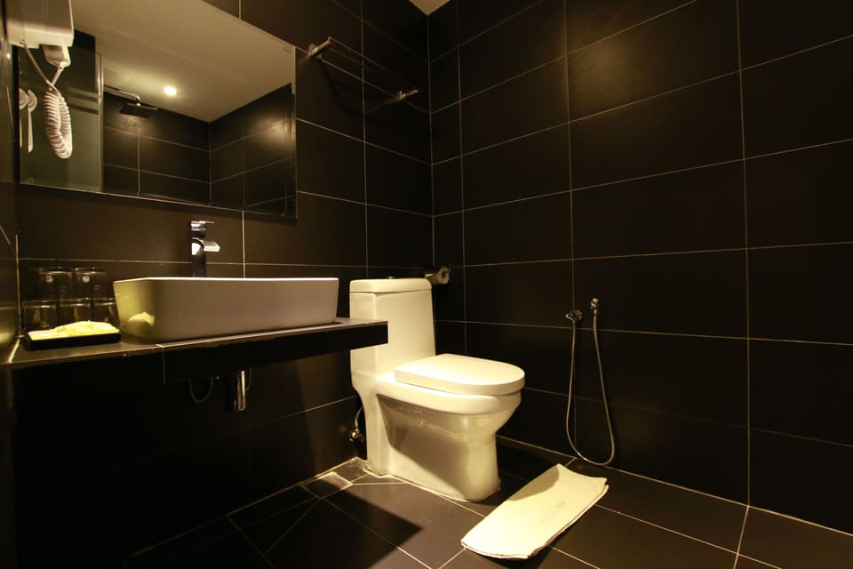 Shower, rainfall showerhead, free toiletries, hair dryer