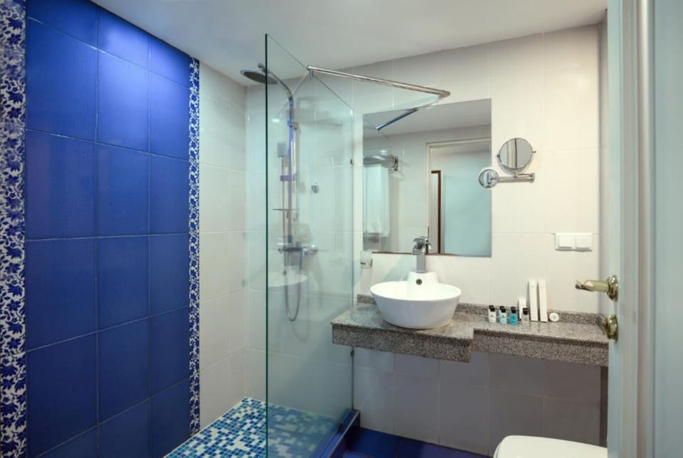 Deluxe Double or Twin Room, Balcony | Bathroom | Shower, free toiletries, hair dryer, slippers