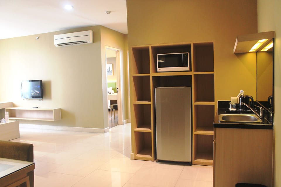 Executive Suite, 2 Bedrooms | Private kitchen | Coffee/tea maker, electric kettle