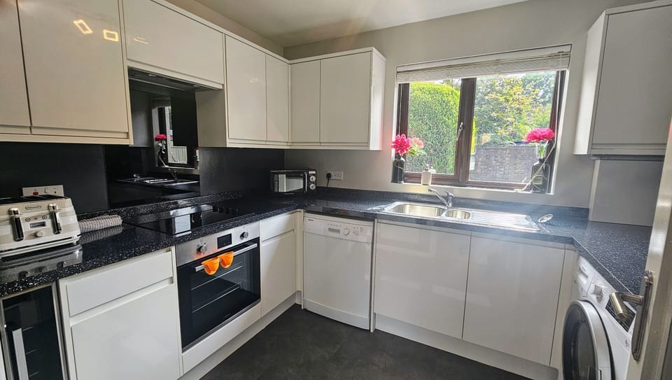 Premium House, Ensuite, Garden View (3 bed 1 bath house) | Shared kitchen