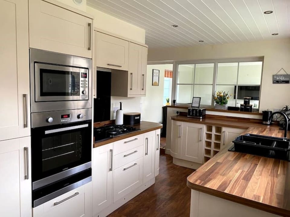 Modern, well equipped kitchen