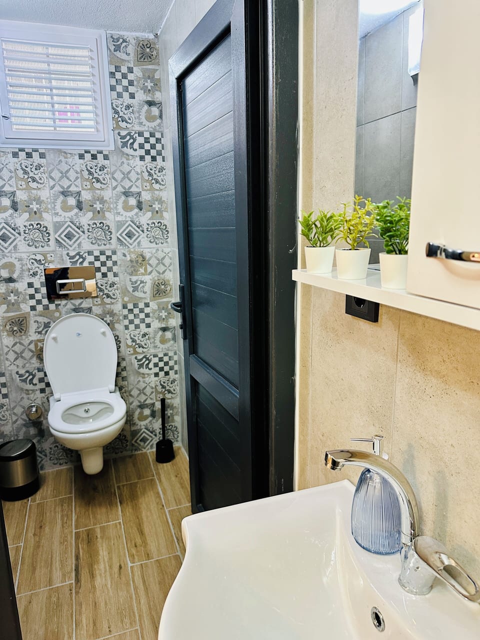 Family Room, Mountain View | Bathroom | Shower, free toiletries, hair dryer, slippers