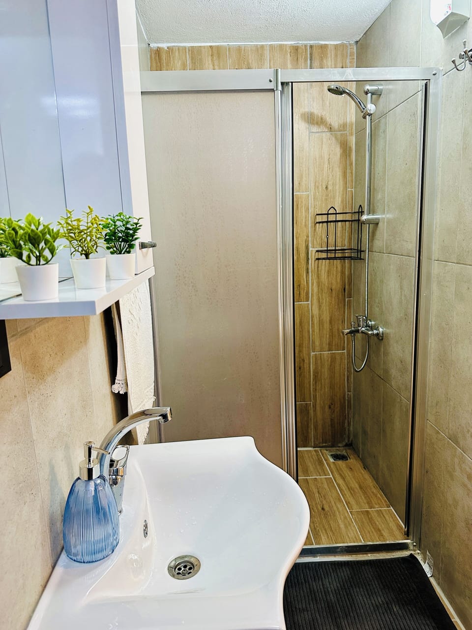 Family Room, Mountain View | Bathroom | Shower, free toiletries, hair dryer, slippers