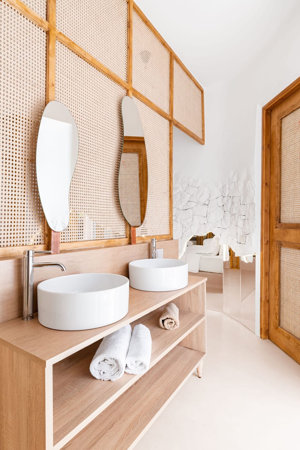 Deluxe Studio Suite | Bathroom | Shower, rainfall showerhead, free toiletries, hair dryer
