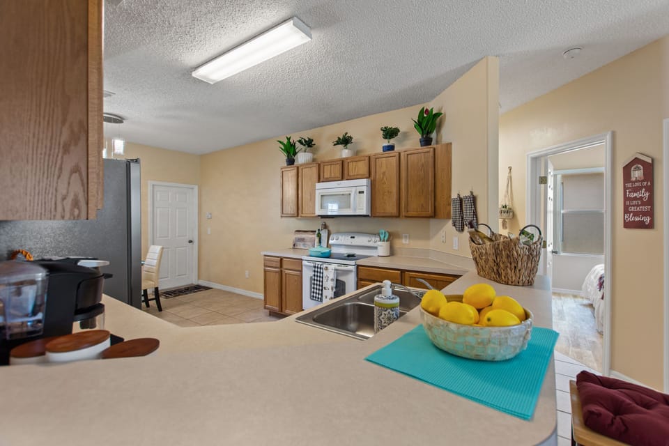 Full kitchen with coffee maker,tea kettle,rice cooker,air fryer.