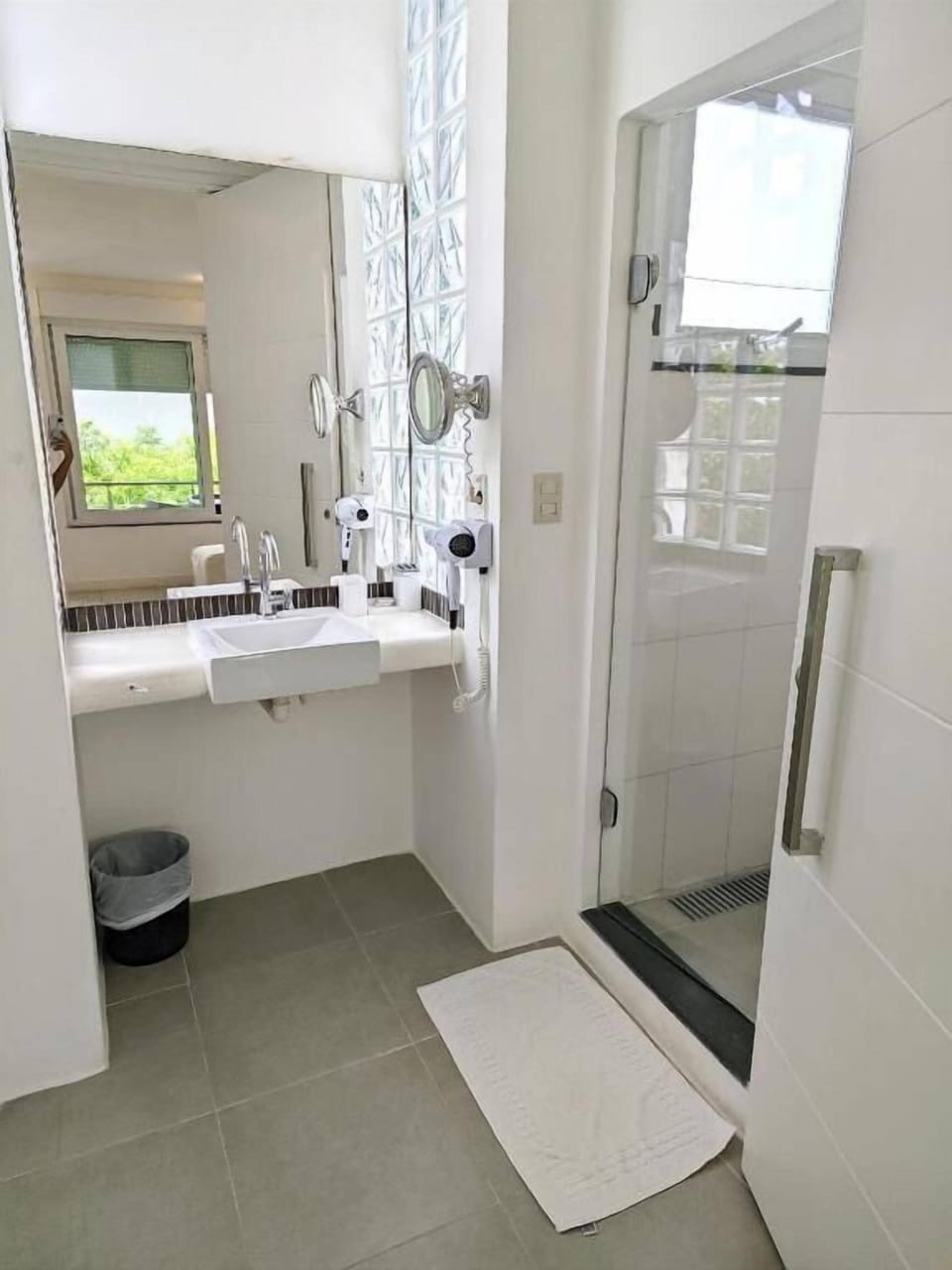 Family Room | Bathroom | Shower, hair dryer, towels