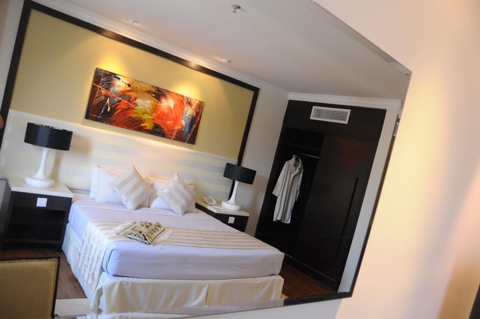 Minibar, desk, free WiFi, bed sheets