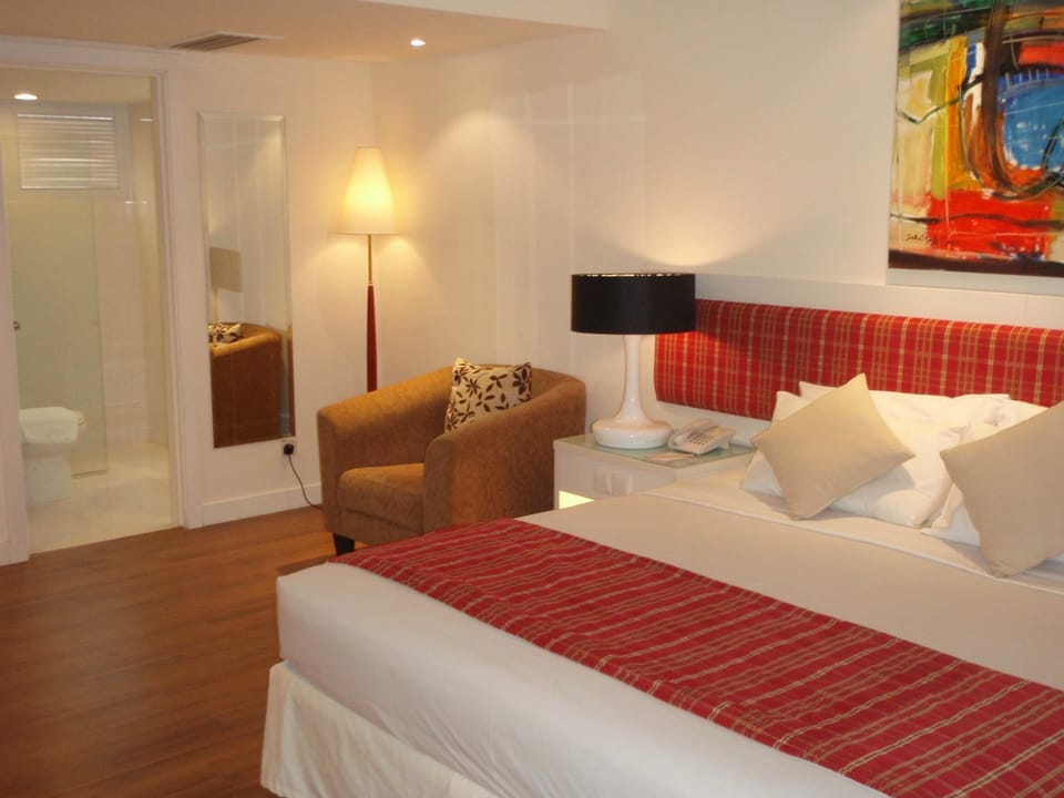 Minibar, desk, free WiFi, bed sheets