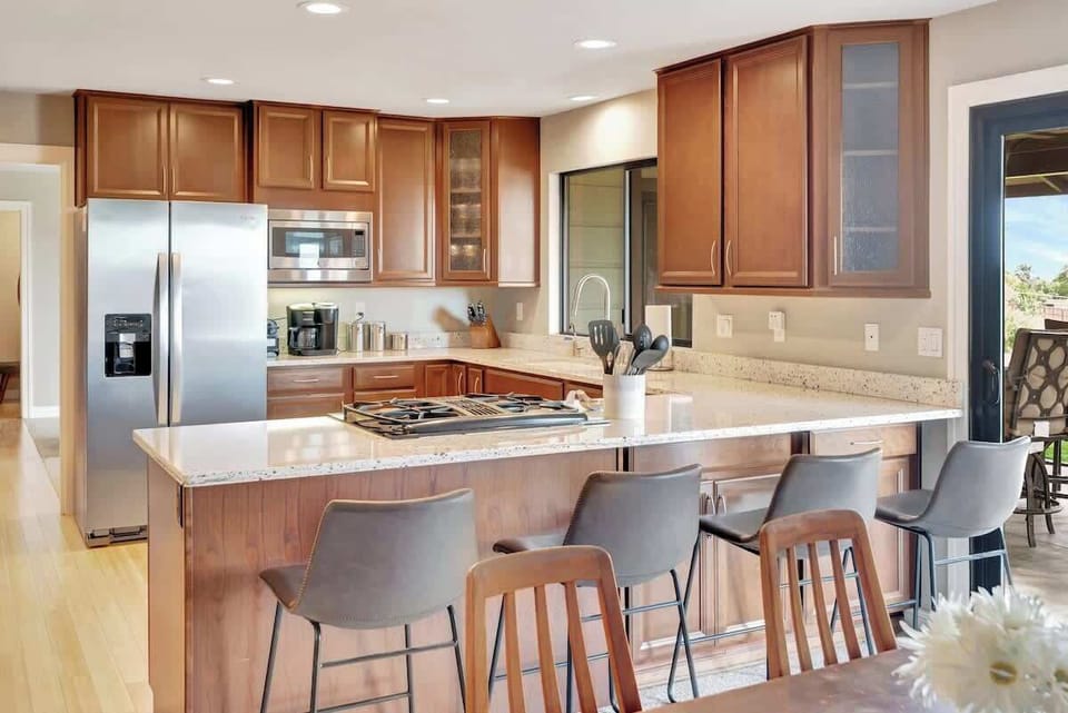 Kitchen w/Bar Seating