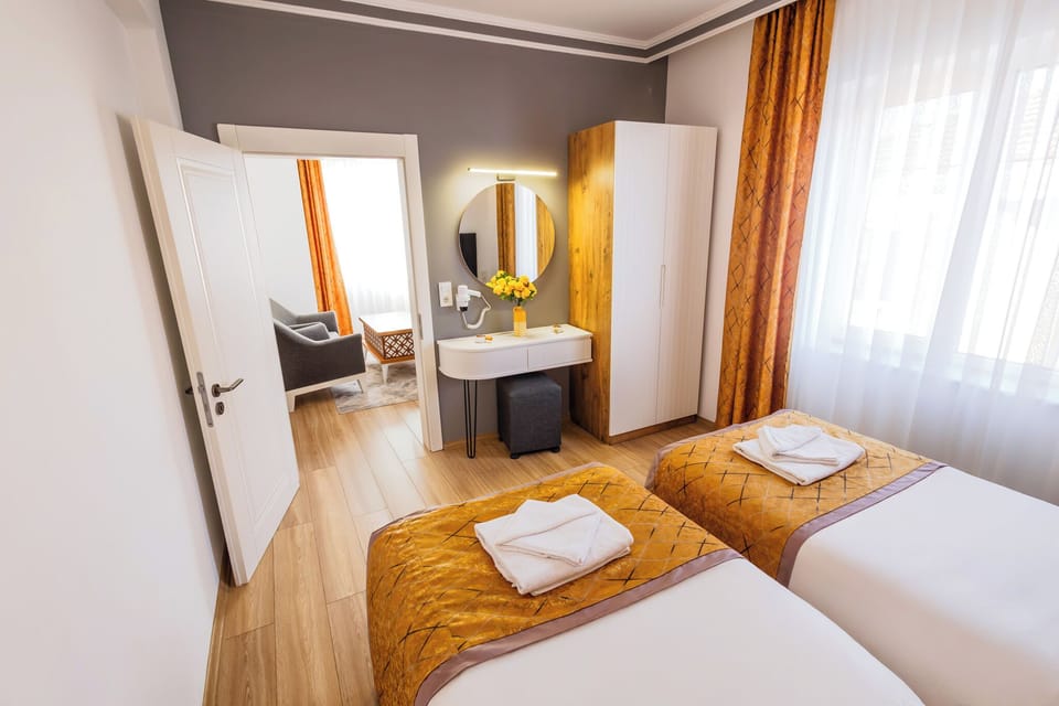 Standart Suit Room | Minibar, in-room safe, individually decorated, individually furnished