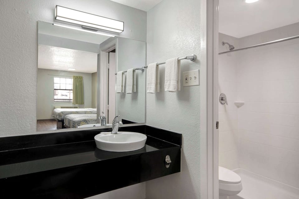 Combined shower/tub, free toiletries, hair dryer, towels