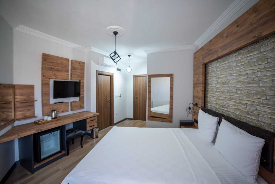 Standard Room | Minibar, in-room safe, desk, laptop workspace