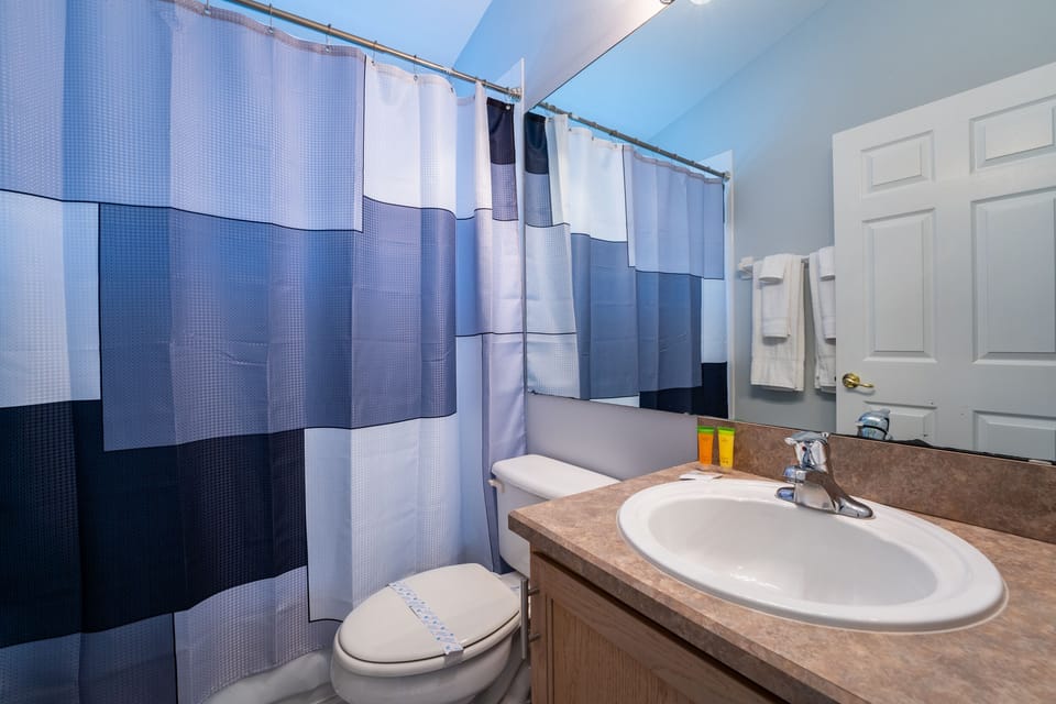 En suite bath with shower/tub combo