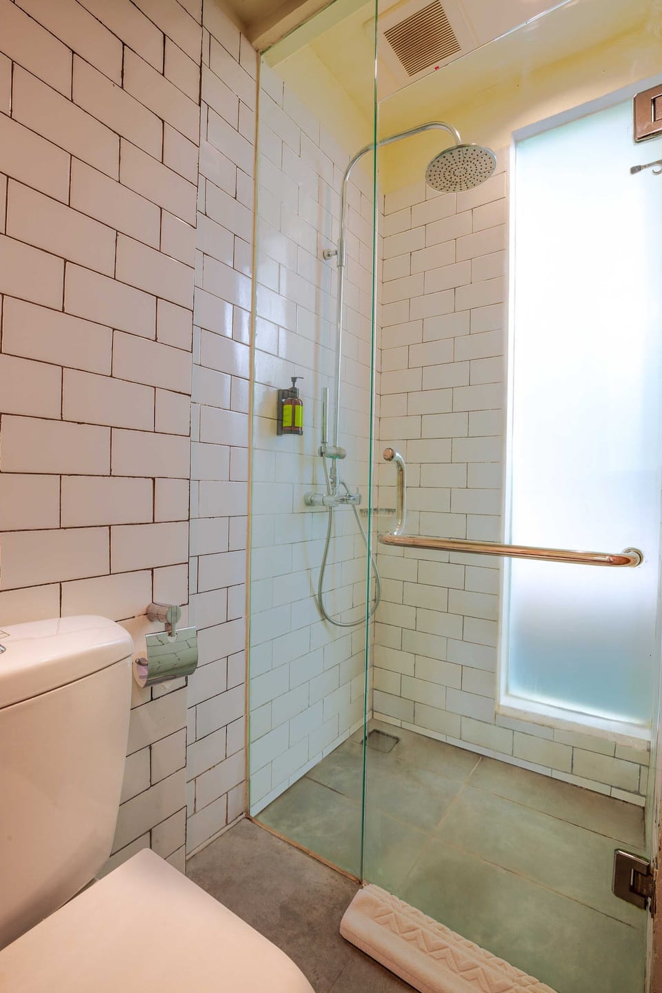 Shower, rainfall showerhead, free toiletries, hair dryer