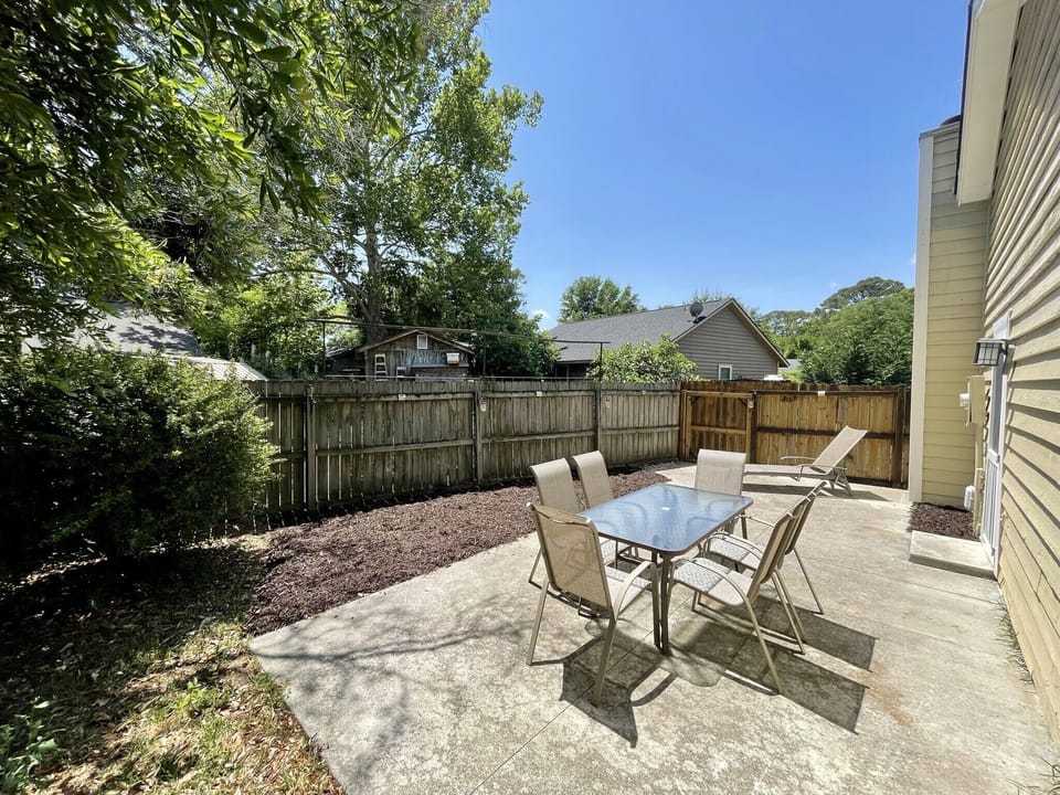 Patio with outdoor table and chairs and 2 lawn chairs