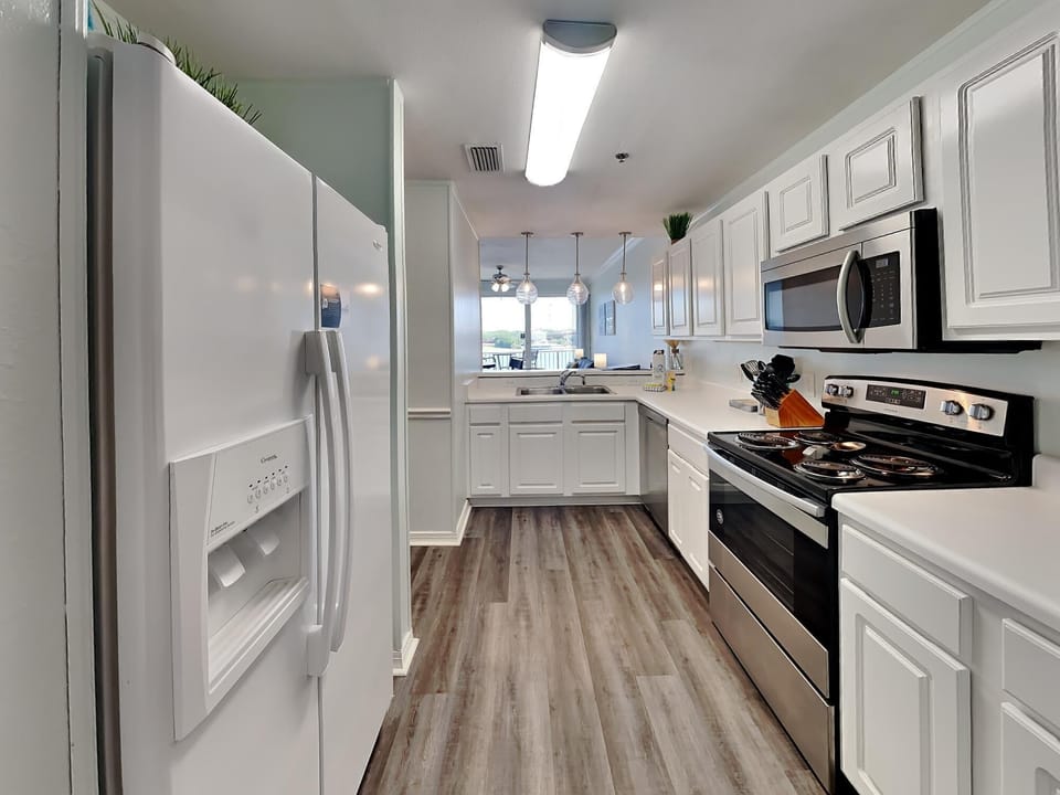 Condo, Multiple Beds, Balcony | Private kitchen | Fridge, microwave, oven, stovetop