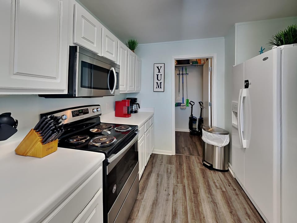 Condo, Multiple Beds, Balcony | Private kitchen | Fridge, microwave, oven, stovetop