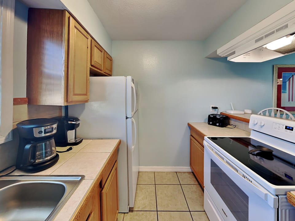 Condo, Multiple Beds, Balcony, Ocean View | Private kitchen | Fridge, microwave, oven, stovetop