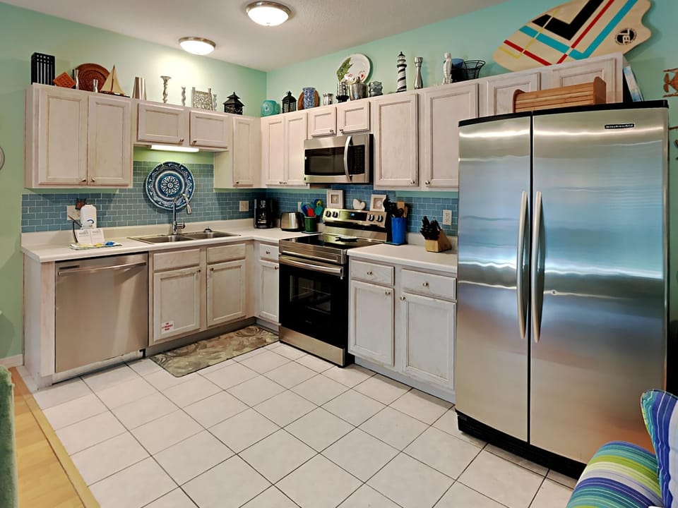 Condo, Multiple Beds, Balcony | Private kitchen | Fridge, microwave, oven, dishwasher