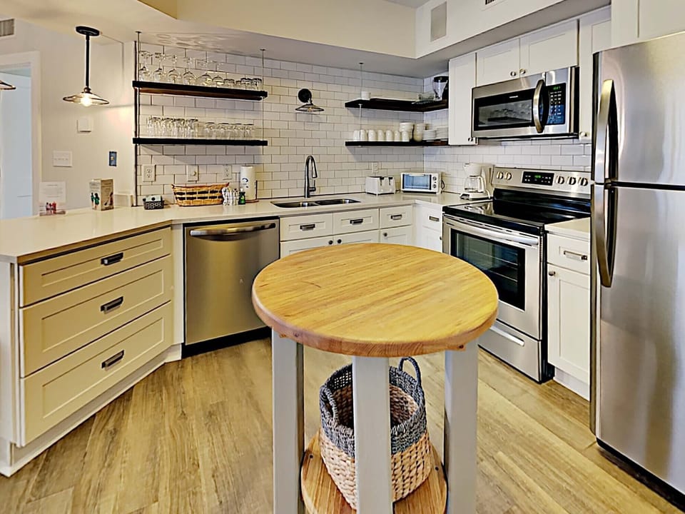 Condo, Multiple Beds, Balcony, Ocean View | Private kitchen | Fridge, microwave, oven, stovetop