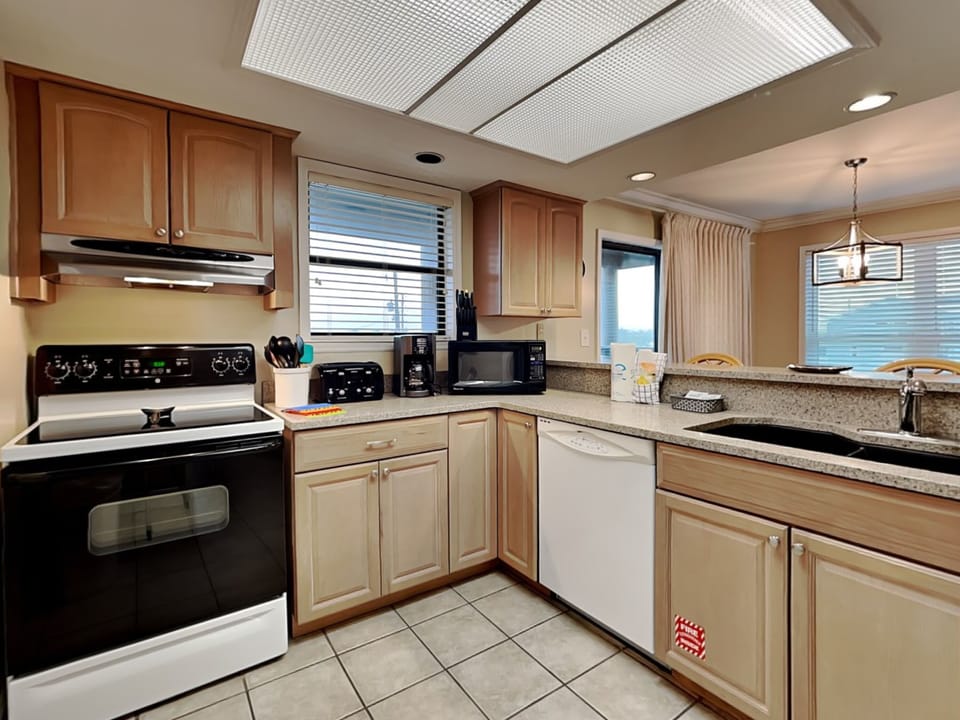Condo, Multiple Beds, Balcony, Ocean View | Private kitchen | Fridge, microwave, oven, stovetop