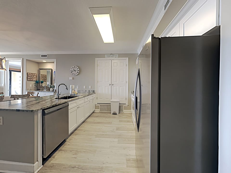 Condo, Multiple Beds, Balcony, Ocean View | Private kitchen | Fridge, microwave, oven, stovetop