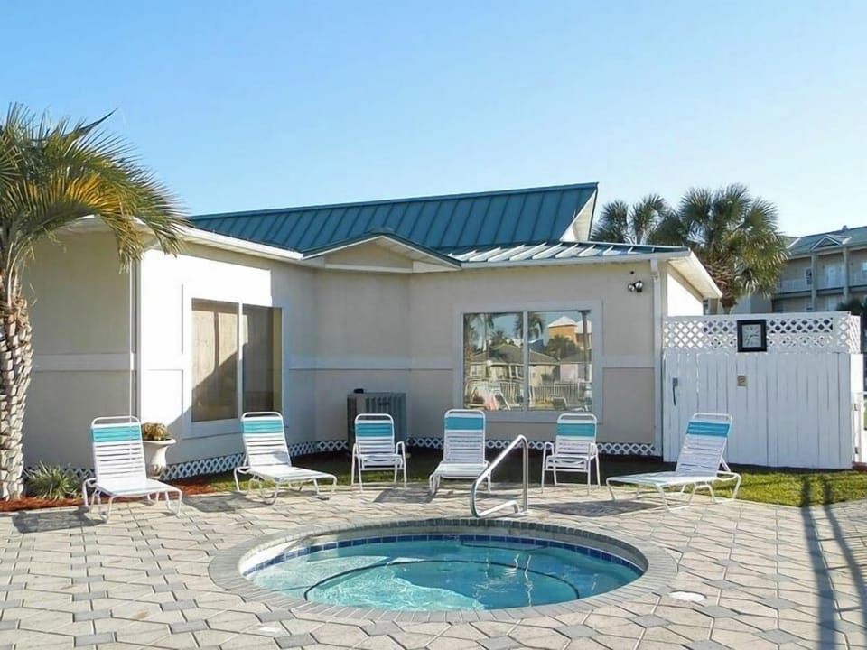 Studio, Multiple Beds, Kitchen, Garden View | Property amenity