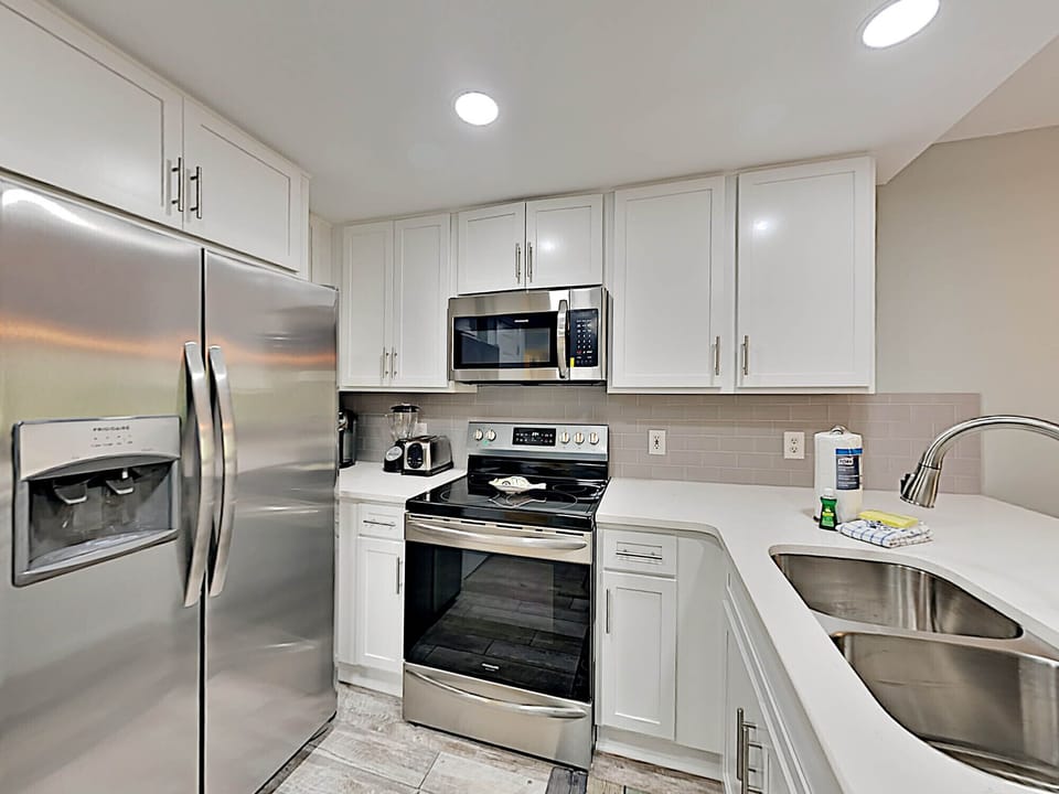 Condo, Multiple Beds, Patio, Garden View (#1010) | Private kitchen | Fridge, microwave, oven, stovetop