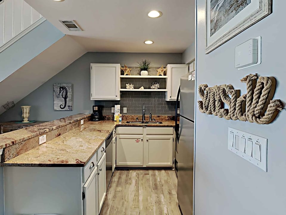Condo, Multiple Beds, Balcony, Ocean View | Private kitchen | Fridge, microwave, oven, stovetop