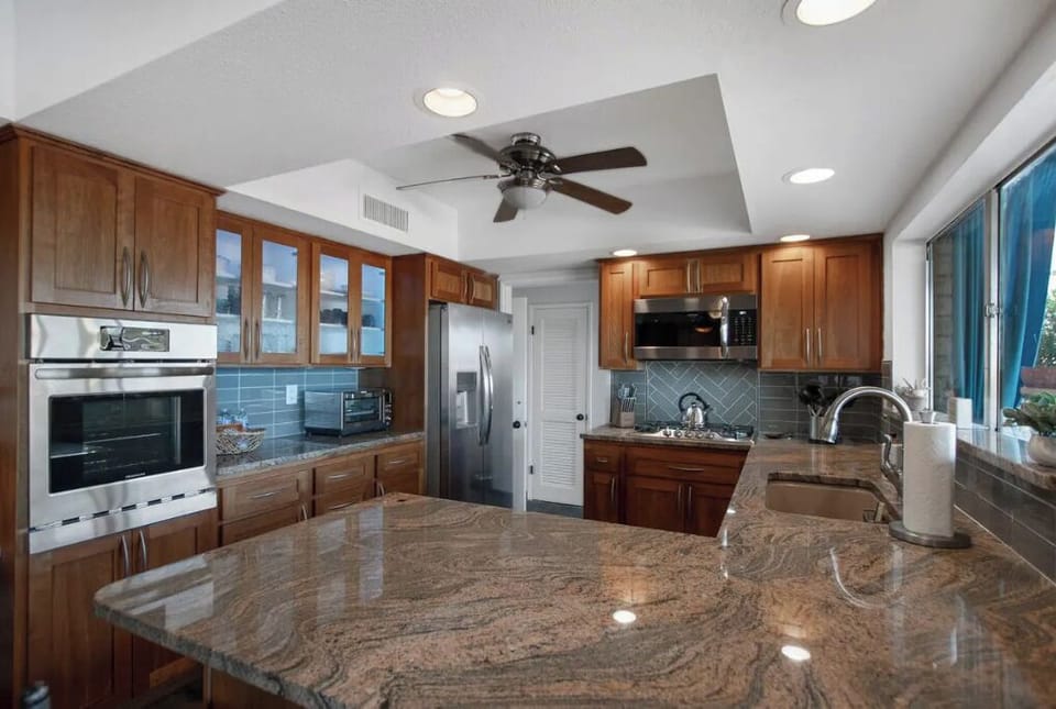 Updated Kitchen w/New Appliances