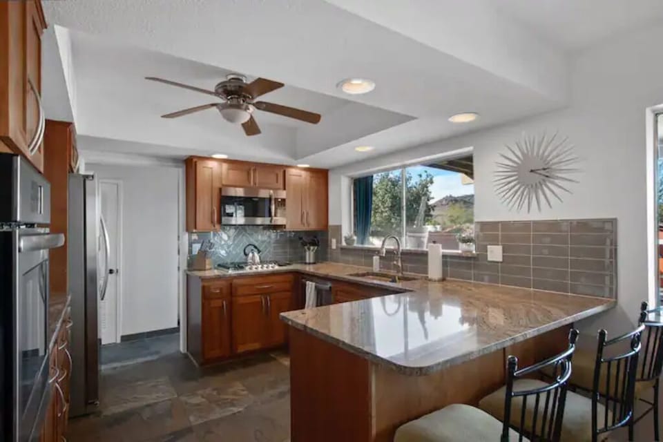 Kitchen w/3 Barstools