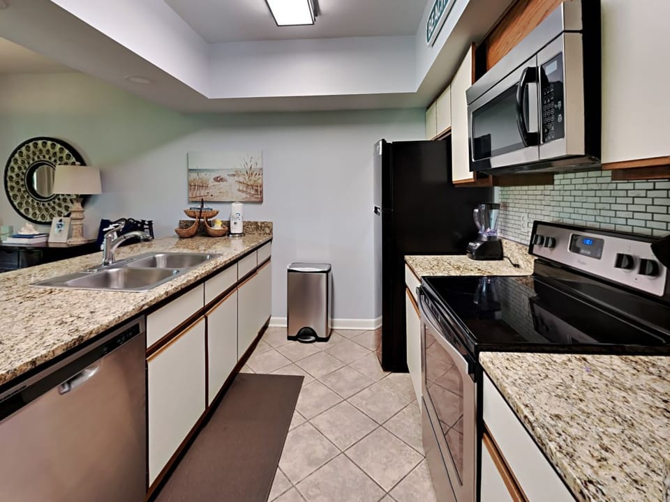 House, Multiple Beds, Kitchen | Private kitchen | Fridge, microwave, oven, stovetop