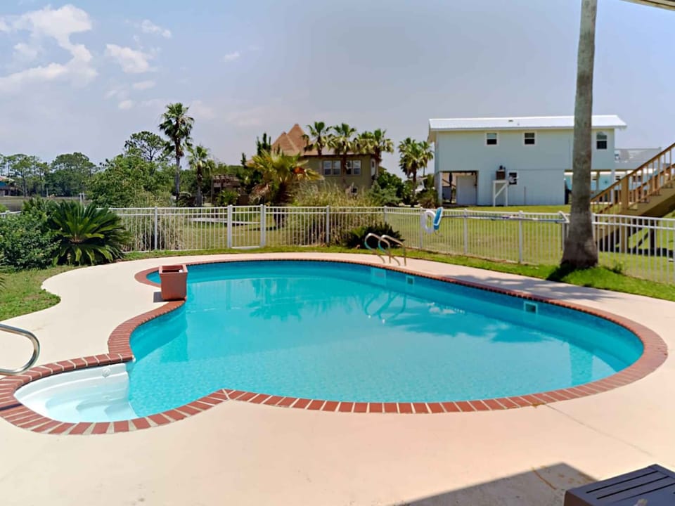 Studio (3 Bedrooms) | Pool