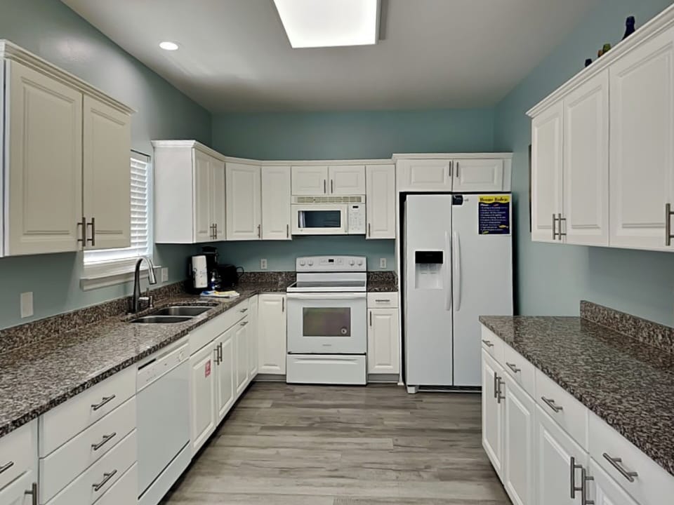 House, Multiple Beds, Balcony, Partial Ocean View (Dominica at Port-O-Call) | Private kitchen | Fridge, microwave, oven, stovetop