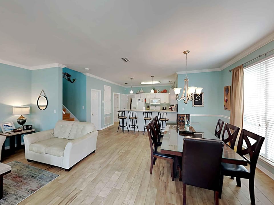 House, Multiple Beds, Kitchen, Pool View | Dining