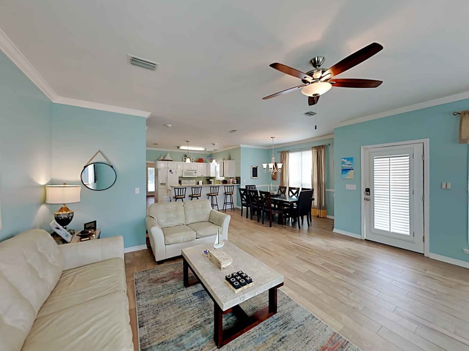 House, Multiple Beds, Kitchen, Pool View | Living area | 40-inch TV with digital channels