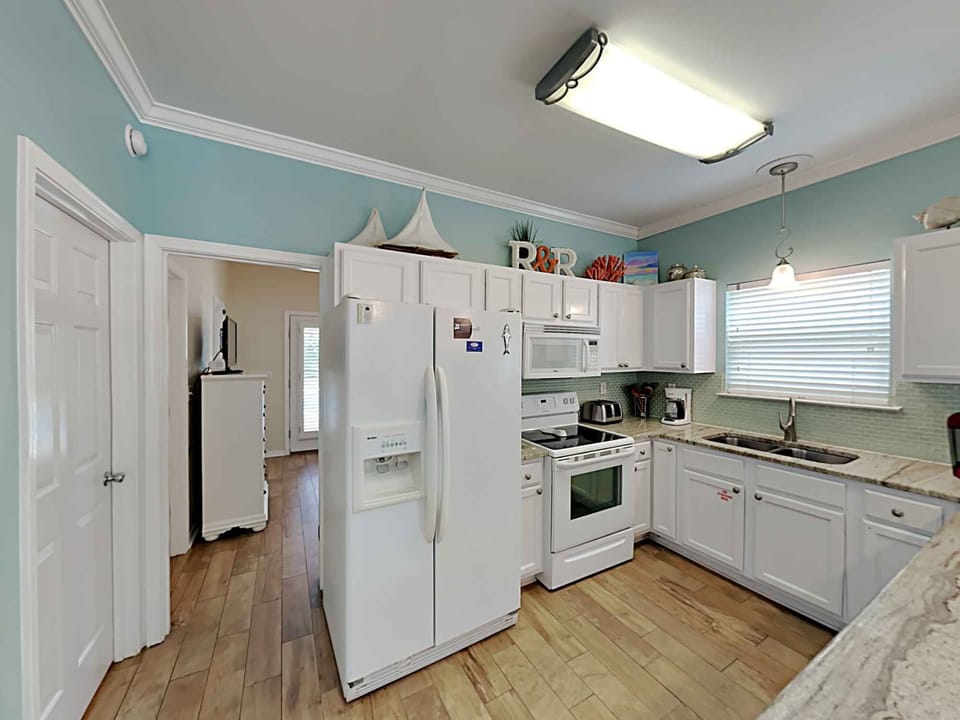 House, Multiple Beds, Kitchen, Pool View | Private kitchen | Fridge, microwave, oven, stovetop