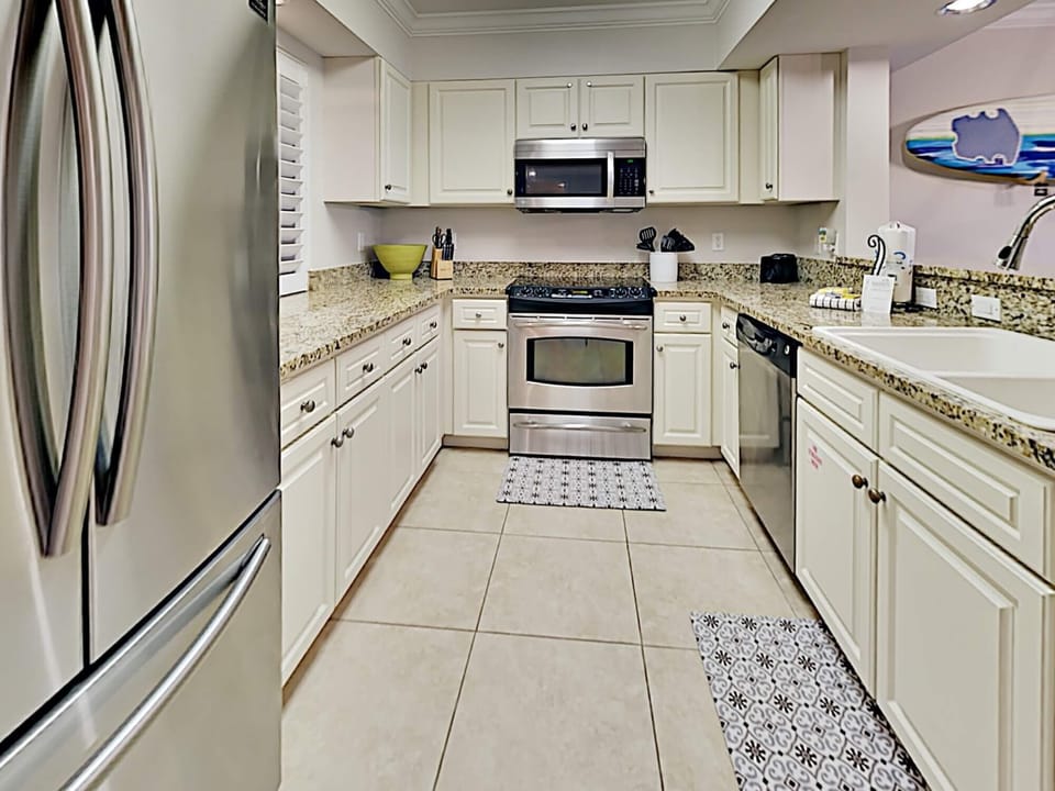 Condo, Multiple Beds, Balcony, Pool View | Private kitchen | Fridge, microwave, oven, stovetop