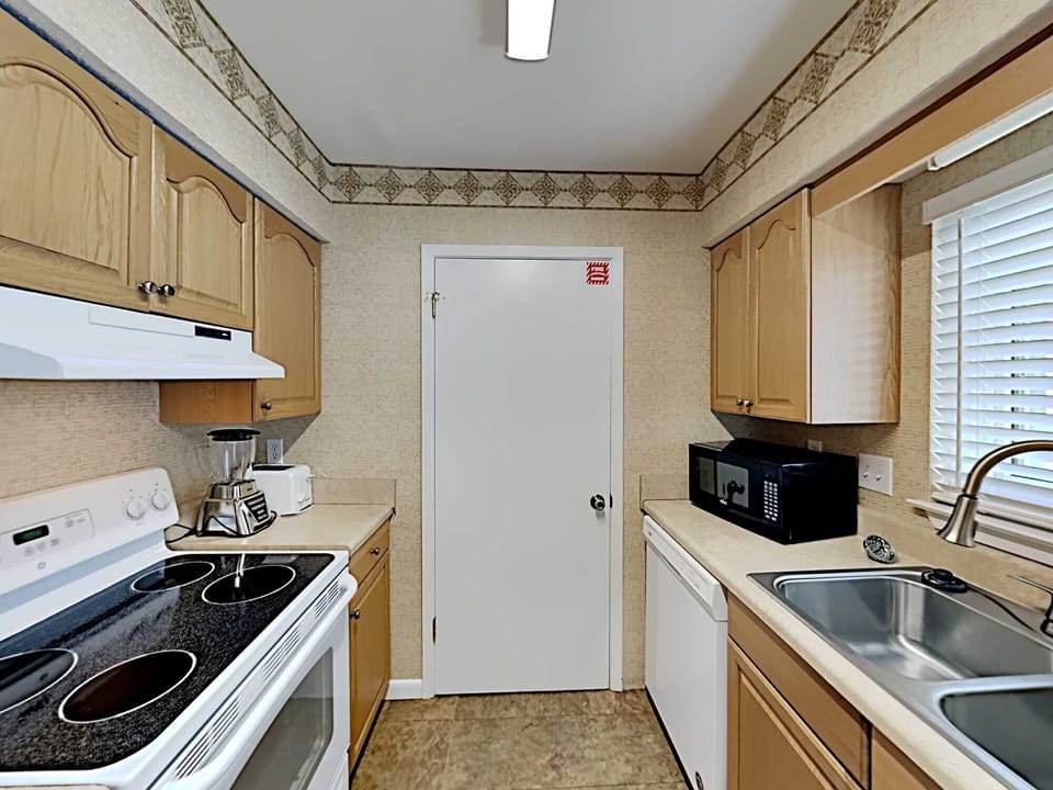 House, Multiple Beds, Balcony, Garden View | Private kitchen | Fridge, microwave, oven, stovetop