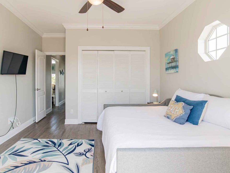 Sunglow Bungalow by Southern Vacation Rentals House in Pensacola Beach