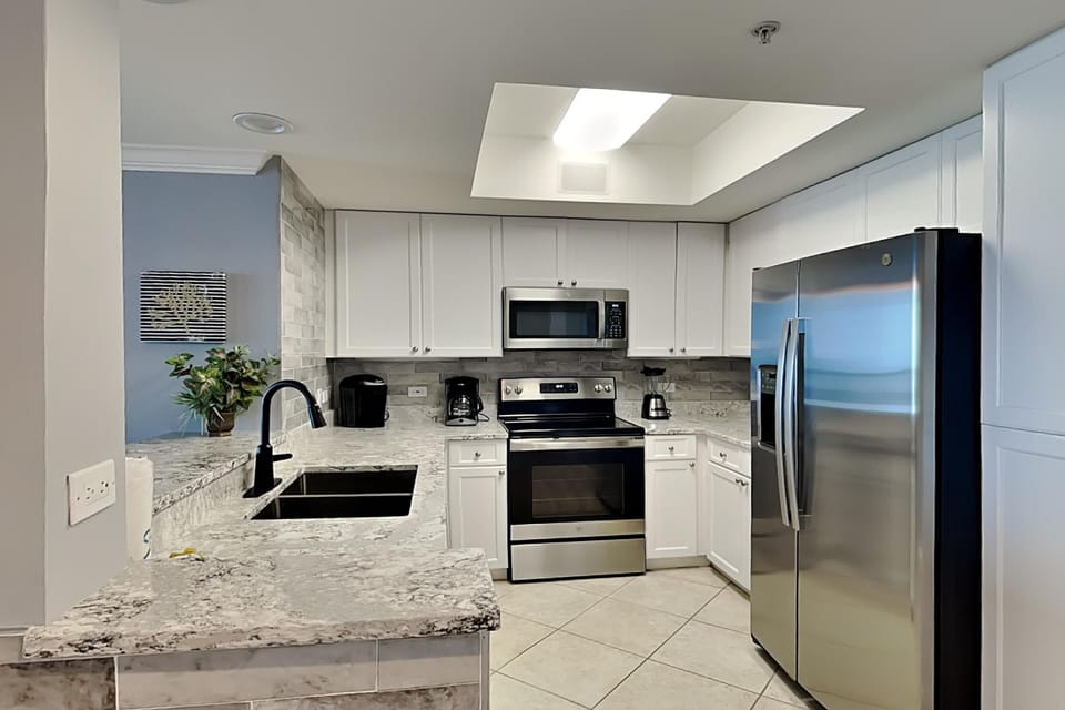 Condo, Multiple Beds, Balcony, Ocean View | Private kitchen | Fridge, microwave, oven, stovetop