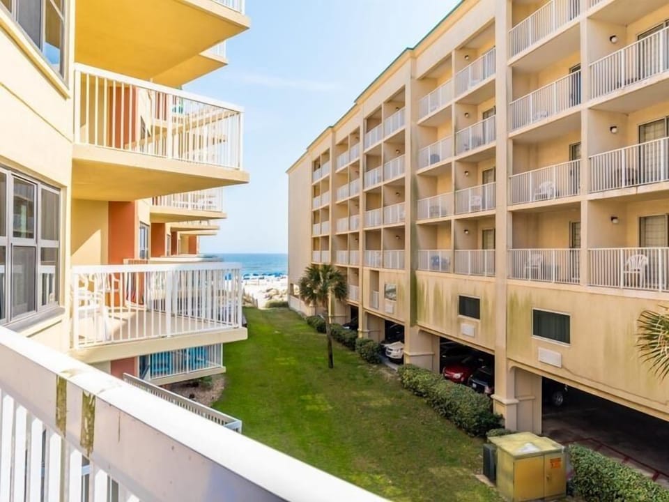 Condo, 1 King Bed with Sofa bed, Balcony, Ocean View | Property grounds