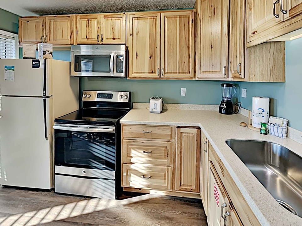Condo, Multiple Beds, Balcony, Partial Ocean View | Private kitchen | Fridge, microwave, oven, stovetop