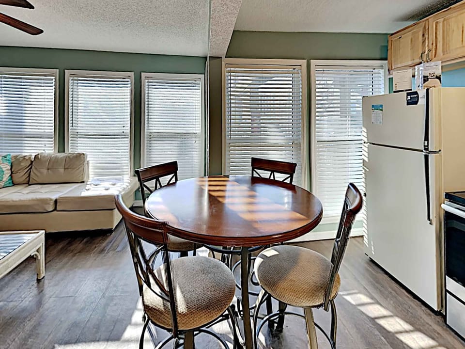 Condo, Multiple Beds, Balcony, Partial Ocean View | Dining