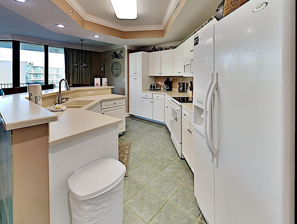 Condo, Multiple Beds, Kitchen, Pool View | Bathroom | Towels, toilet paper